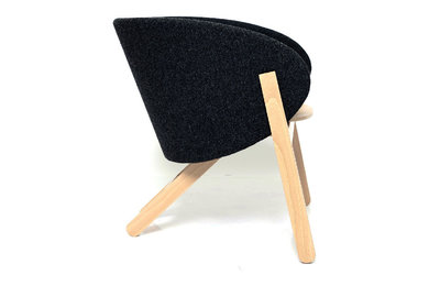 NATURAL WOOD UPHOLSTERED BLACK LOUNGE CHAIR
