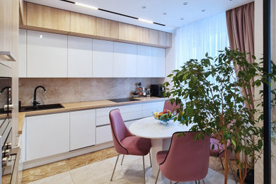 Идея дизайна: угловая кухня среднего размера в современном стиле с белыми фасадами и бежевой столешницей