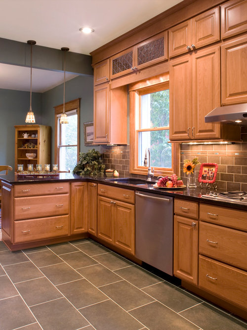 25 Best Small Traditional Kitchen Ideas & Remodeling Photos | Houzz