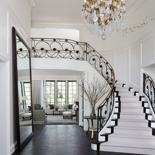 Modelo de escalera curva, clásica, con contrahuellas de madera pintada y escalones de madera