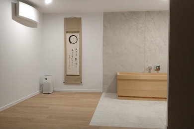 Design ideas for a world-inspired ensuite bathroom with a japanese bath.