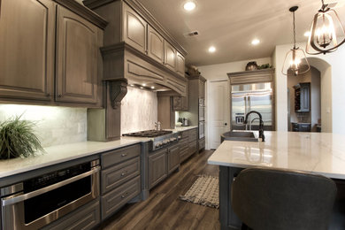 Kitchen - transitional kitchen idea in Houston