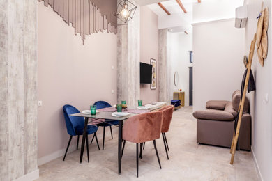 Diseño de salón abierto mediterráneo de tamaño medio con paredes marrones, suelo laminado, televisor colgado en la pared, suelo beige y madera
