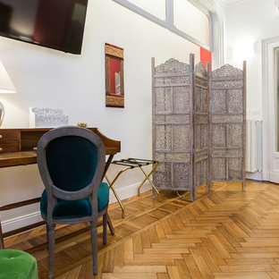 Esempio di una camera matrimoniale etnica di medie dimensioni con pareti multicolore e pavimento in legno verniciato