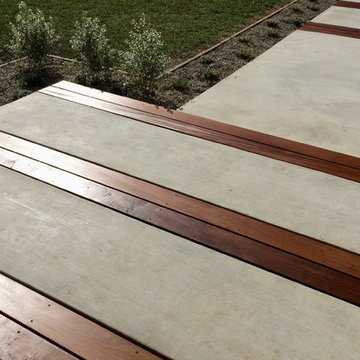 Mangaris Wood Stripes within Concrete Entry