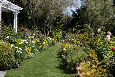 Imagen de jardín tradicional extra grande en patio trasero con jardín francés y parterre de flores