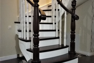 Идея дизайна: винтовая деревянная лестница среднего размера в стиле неоклассика (современная классика) с деревянными ступенями и деревянными перилами