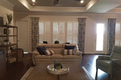 Home design - transitional home design idea in Dallas