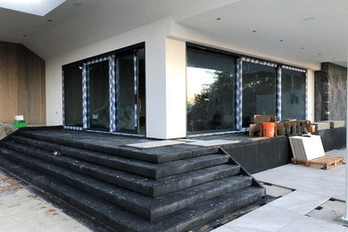 Inspiration for a modern exterior home remodel in Los Angeles