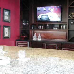 シャーロットの小さいトランジショナルスタイルのおしゃれな着席型バー (濃色木目調キャビネット) の写真