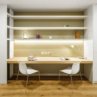 Ejemplo de despacho contemporáneo con paredes beige, suelo de madera en tonos medios, escritorio empotrado y suelo marrón