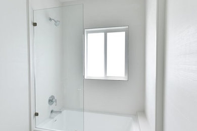 Foto de cuarto de baño moderno pequeño con aseo y ducha y ducha abierta