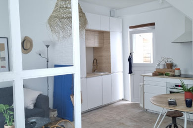 Diseño de sala de estar abierta marinera de tamaño medio con paredes blancas, suelo de baldosas de terracota y suelo naranja