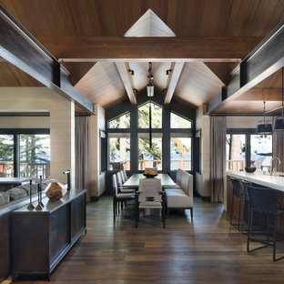 Bild på en rustik matplats med öppen planlösning, med bambugolv och brunt golv