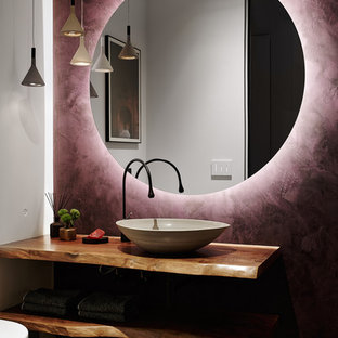 Immagine di una stanza da bagno moderna con pareti bianche, lavabo a bacinella, top in legno, pavimento marrone e top marrone