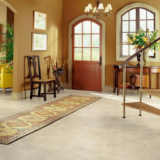 Modelo de distribuidor bohemio, grande, con paredes marrones, suelo vinílico, puerta simple, puerta marrón y suelo beige