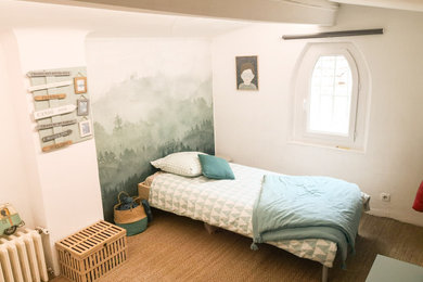 Cette image montre une petite chambre d'enfant de 4 à 10 ans bohème avec un mur blanc, un sol beige, poutres apparentes et du papier peint.