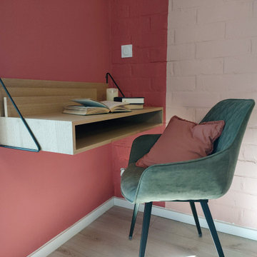Un espace bibliothèque & détente dans un sous-sol