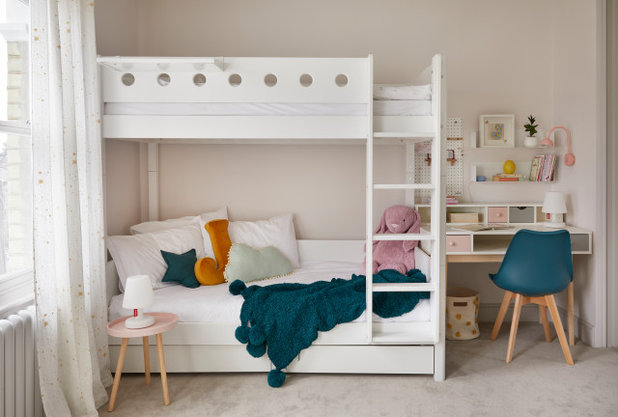 Modern Bedroom by Amy Stoddart Studio Ltd
