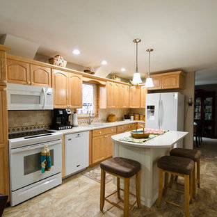 Exemple d'une arrière-cuisine chic en L de taille moyenne avec un évier encastré, un placard avec porte à panneau surélevé, des portes de placard en bois clair, un plan de travail en quartz modifié, une crédence multicolore, une crédence en travertin, un électroménager blanc, un sol en vinyl, un îlot central, un sol beige et un plan de travail beige.