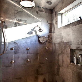 ポートランドのコンテンポラリースタイルのおしゃれな浴室 (グレーのタイル) の写真