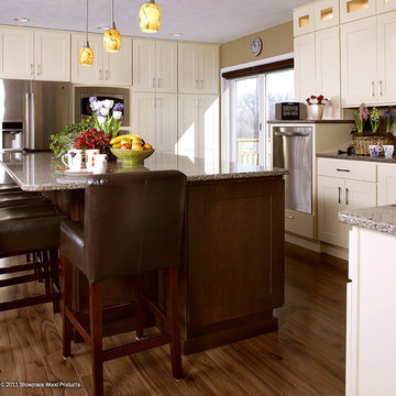 Door style: Pendleton W | Species: Maple | Finish: Linen