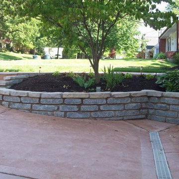 Brentwood, Missouri Colored Concrete Driveway with Limestone Masonry Planter Wal