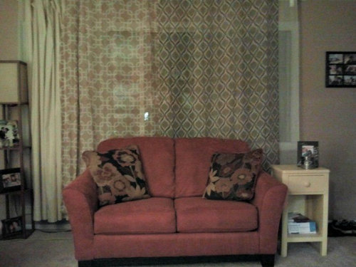 i don t know what curtains work with this accent chair