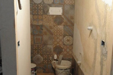 Ispirazione per un bagno di servizio con piastrelle in gres porcellanato e pavimento in gres porcellanato