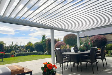 CUSTOM LOUVRE ROOF WITH ZIPTRAK® SCREENS ON PERGOLA WITH A VIEW