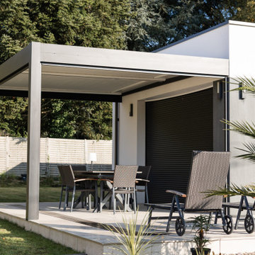 Aménagement extérieur contemporain : terrasse, pergola et entrée paysagée