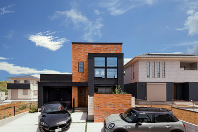 Diseño de fachada de casa negra moderna de tamaño medio de dos plantas con revestimiento de ladrillo, tejado de un solo tendido y tejado de metal