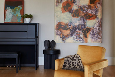 Mittelgroßes, Offenes Wohnzimmer mit hellem Holzboden und Tapetenwänden in London