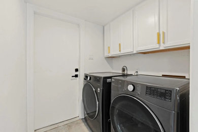 Laundry room photo in Dallas