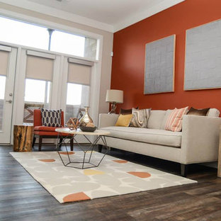 Foto di un piccolo soggiorno design chiuso con pareti arancioni e pavimento in legno massello medio