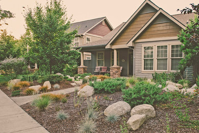 Photo of a mid-sized traditional full sun and drought-tolerant front yard mulch garden path in Other for summer.