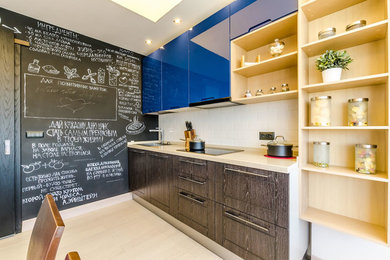 Свежая идея для дизайна: прямая кухня среднего размера в современном стиле с обеденным столом, врезной мойкой, плоскими фасадами, синими фасадами, белым фартуком, фартуком из удлиненной плитки и черной техникой без острова - отличное фото интерьера