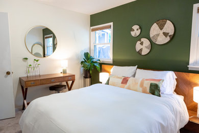 ローリーにある中くらいなコンテンポラリースタイルのおしゃれな客用寝室 (緑の壁、カーペット敷き、ベージュの床)