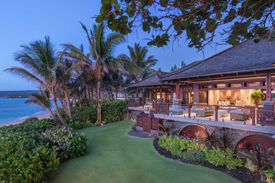 Example of an island style home design design in Hawaii