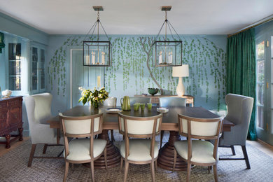 Ispirazione per un'ampia sala da pranzo chic chiusa con pareti blu, parquet chiaro, pavimento beige e carta da parati