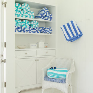 ニューヨークのビーチスタイルのおしゃれなプールの写真