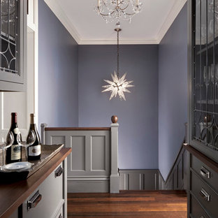 Idéer för stora vintage hallar, med lila väggar och mörkt trägolv