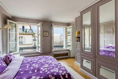 Bedroom - transitional bedroom idea in Paris