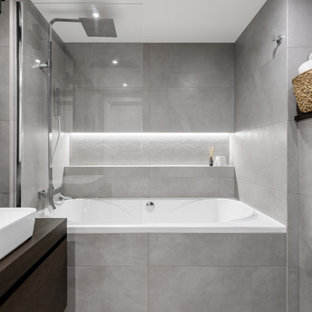 Badezimmer mit Waschtisch aus Holz und Falttür-Duschabtrennung Ideen