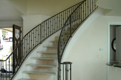 Foto de escalera curva con escalones de madera