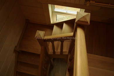 Деревянная лестница в загородном коттедже. 2014 год