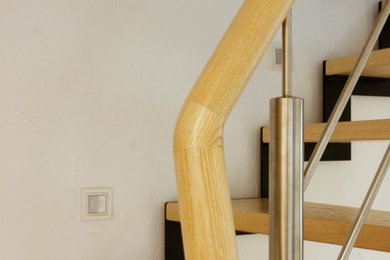 Moderne Holztreppe in Sonstige