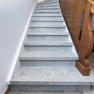 Treppenrenovierung einer Holztreppe bei vorhandenem Solnhofer Steinboden im Flur