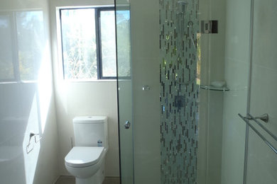 Design ideas for a modern bathroom in Brisbane.