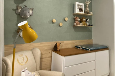 Imagen de dormitorio infantil de 1 a 3 años moderno pequeño con paredes verdes, suelo de madera clara, papel pintado y panelado